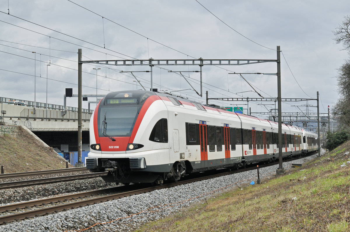 RABe 522 208, auf der S3, fährt Richtung Bahnhof SBB. Die Aufnahme stammt vom 28.12.2017.