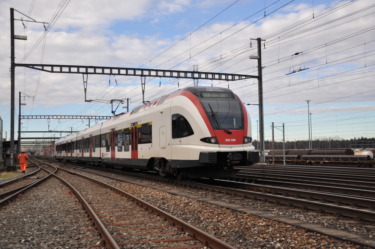 RABe 522 209 auf der S1 fährt in den Bahnhof Muttenz ein. Die Aufnahme stamm vom 14.02.2014.