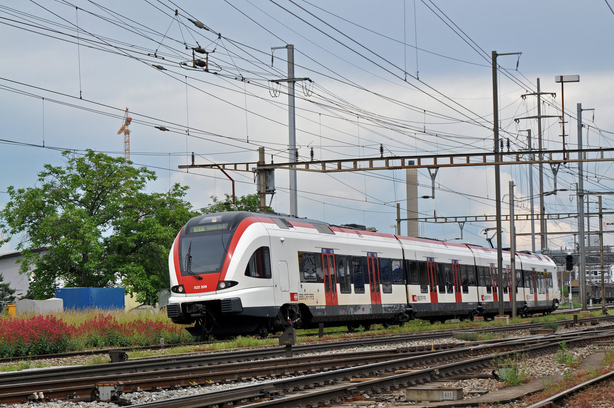 RABe 522 209, auf der S1, verlässt den Bahnhof Pratteln. Die Aufnahme stammt vom 07.06.2016.