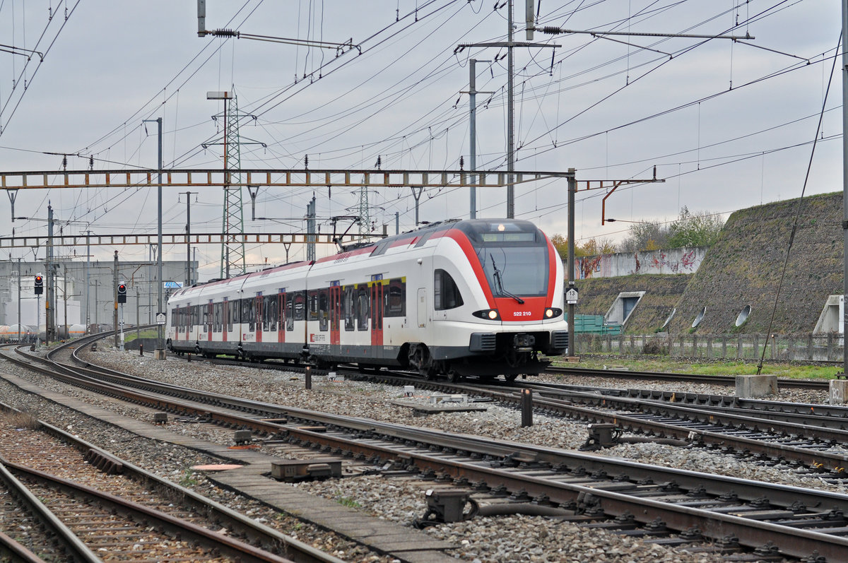 RABe 522 210, auf der S3, fährt zum Bahnhof Pratteln. Die Aufnahme stammt vom 06.11.2017.