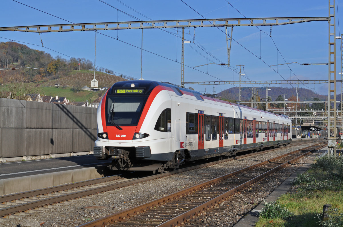 RABe 522 210, auf der S3, verlässt den Bahnhof Gelterkinden. Die Aufnahme stammt vom 14.11.2017.