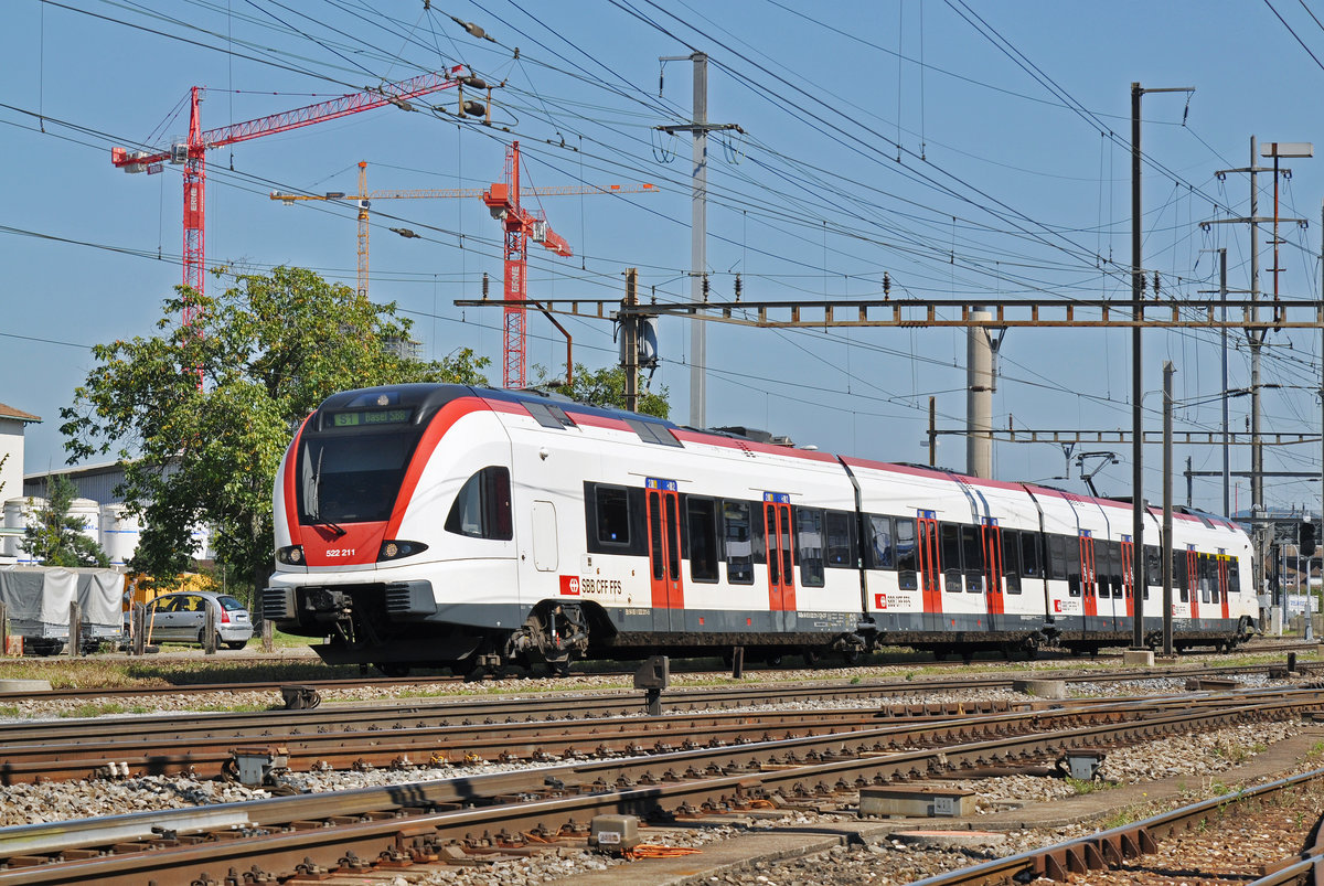 RABe 522 211, auf der S 1, verlässt den Bahnhof Pratteln. Die Aufnahme stammt vom 08.09.2016.