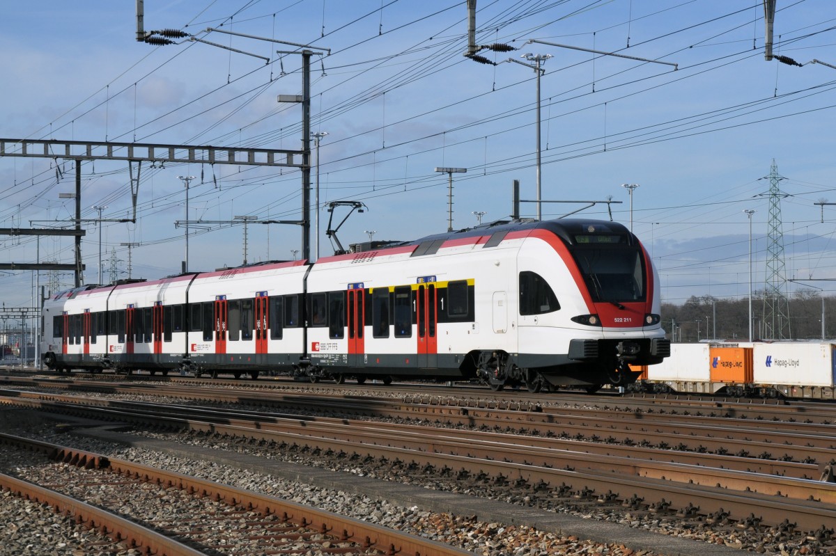 RABe 522 211 auf der S1 fährt in den Bahnhof Muttenz ein. Die Aufnahme stamm vom 08.01.2014.