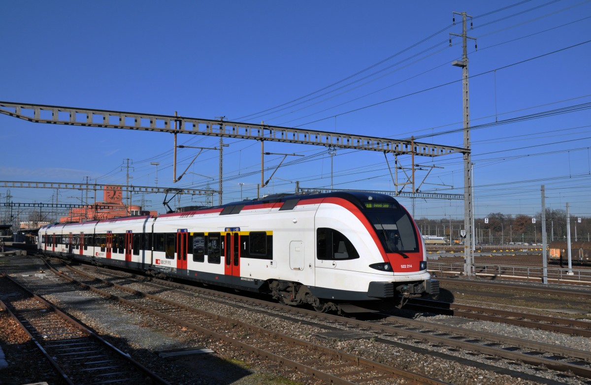 RABe 522 214 auf der S1 fährt in den Bahnhof Muttenz ein. Die Aufnahme stamm vom 16.12.2013.