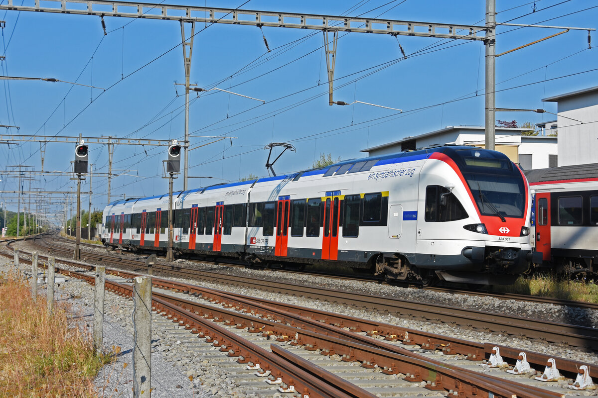 RABe 523 001, auf der S1, fährt beim Bahnhof Rheinfelden ein. Die Aufnahme stammt vom 16.08.2022.