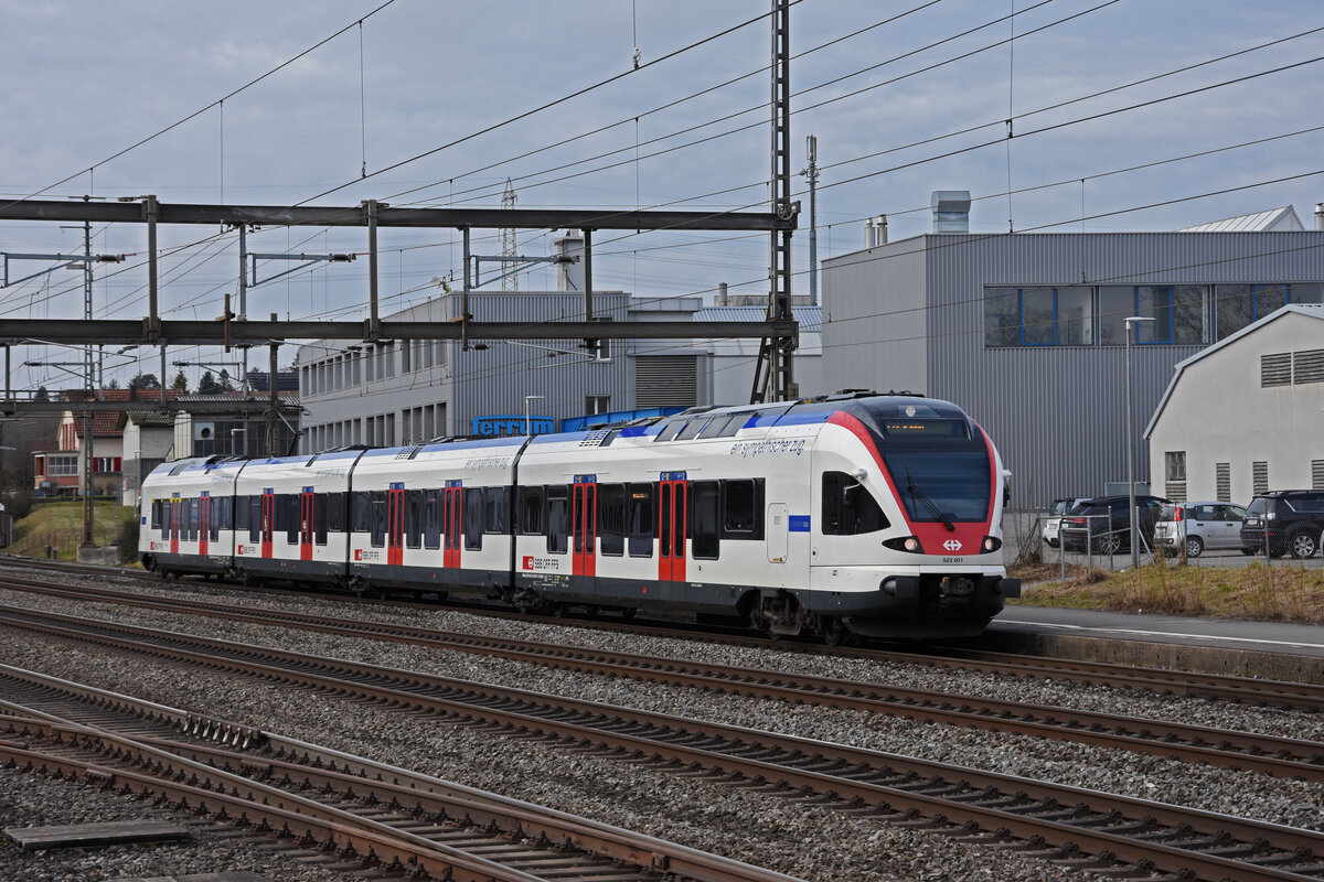 RABe 523 001, auf der S23, fährt beim Bahnhof Rupperswil ein. Die Aufnahme stammt vom 07.01.2022.