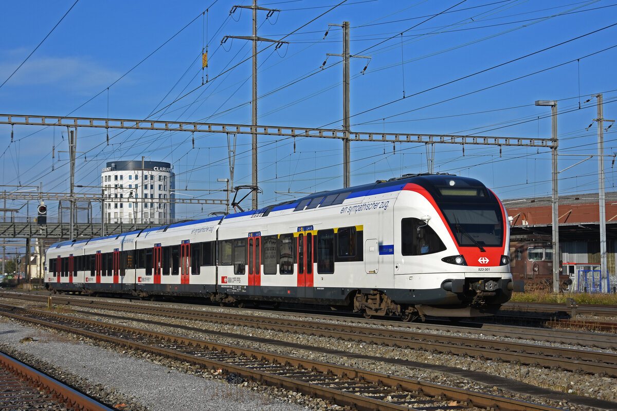 RABe 523 001, auf der S3, fährt beim Bahnhof Pratteln ein. Die Aufnahme stammt vom 28.10.2021.