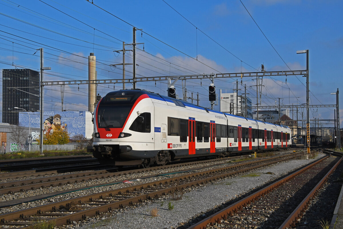 RABe 523 001, auf der S3, verlässt am 07.12.2022 den Bahnhof Pratteln.