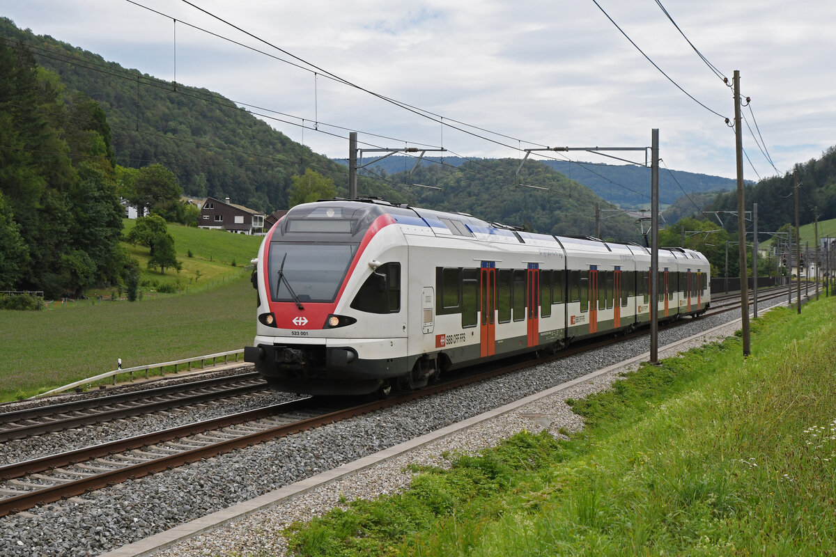 RABe 523 001, auf der S3, fährt am 27.07.2023 Richtung Bahnhof Gelterkinden.