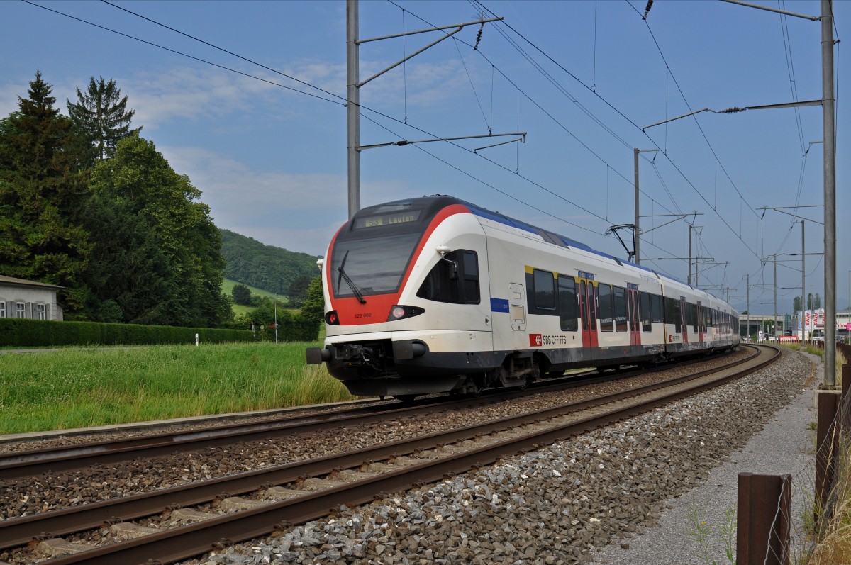 RABe 523 002 auf der S3 kurz vor dem Bahnhof Sissach. Die Aufnahme stammt vom 11.06.2015.