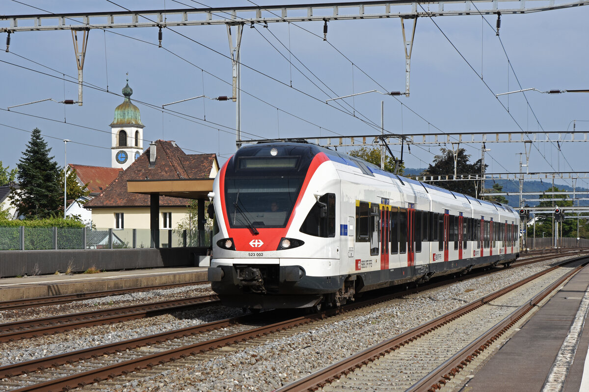 RABe 523 002 durchfährt den Bahnhof Rupperswil. Die Aufnahme stammt vom 25.09.2021.