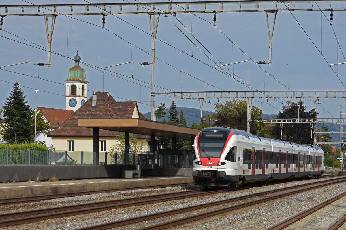 RABe 523 002 durchfährt den Bahnhof Rupperswil. Die Aufnahme stammt vom 25.09.2021.