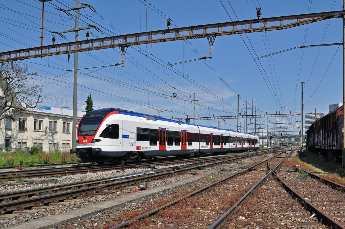 RABe 523 003, auf der S3 verlässt den Bahnhof Pratteln. Das abzweigende Gleis führt auf eine Strasse und in ein Industriegebiet, vom wo aus auch diese Aufnahme am 28.05.2016 entstand.