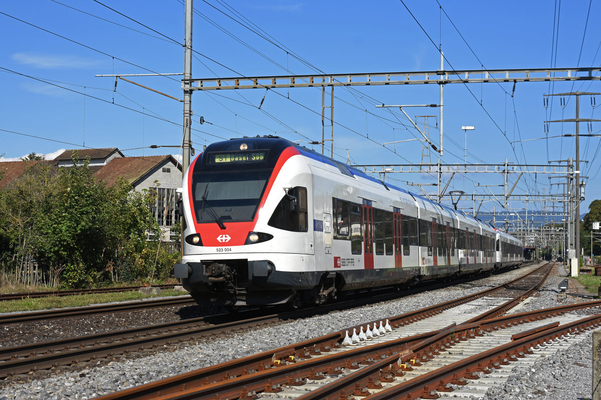 RABe 523 004, auf der S1, verlässt den Bahnhof Rheinfelden. Die Aufnahme stammt vom 15.09.2018.