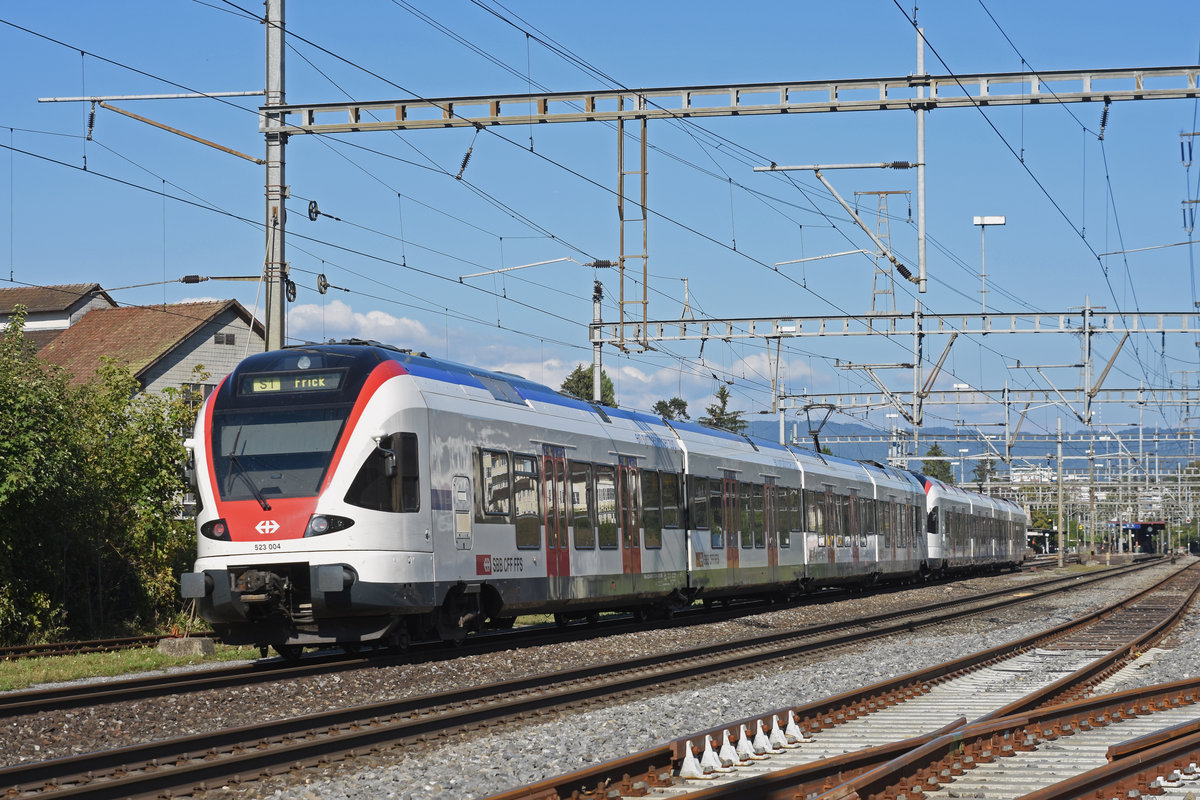 RABe 523 004, auf der S1, fährt beim Bahnhof Rheinfelden ein. Die Aufnahme stammt vom 15.09.2018.