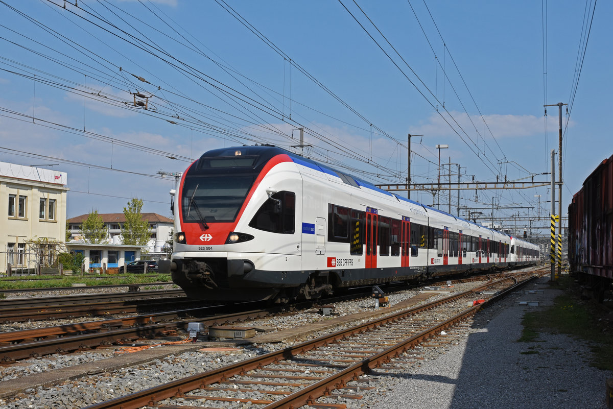 RABe 523 004, auf der S3, verlässt den Bahnhof Pratteln. Die Aufnahme stammt vom 09.04.2020.