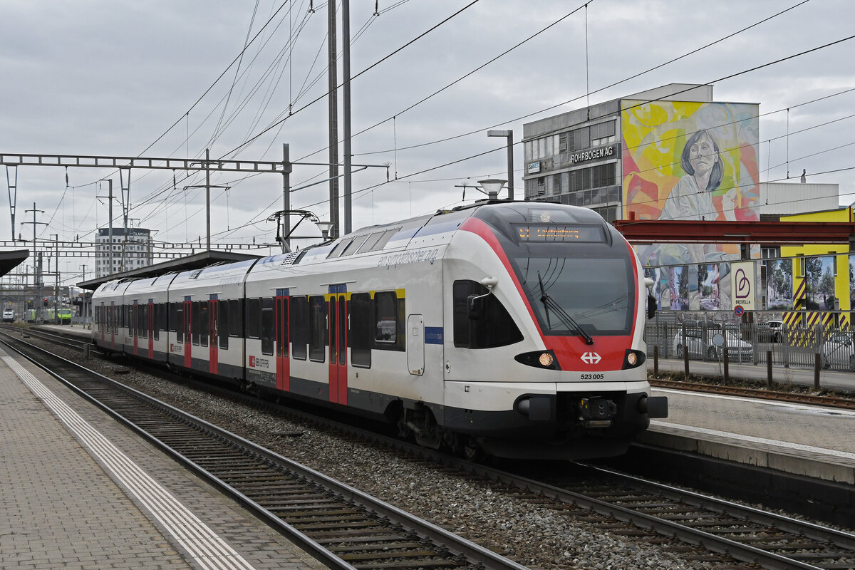 RABe 523 005, auf der S1, wartet am 08.02.2024 beim Bahnhof Pratteln.