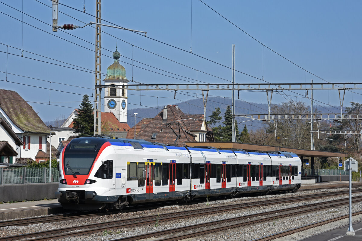 RABe 523 005, auf der S23, fährt beim Bahnhof Rupperswil ein. Die Aufnahme stammt vom 28.03.2022.