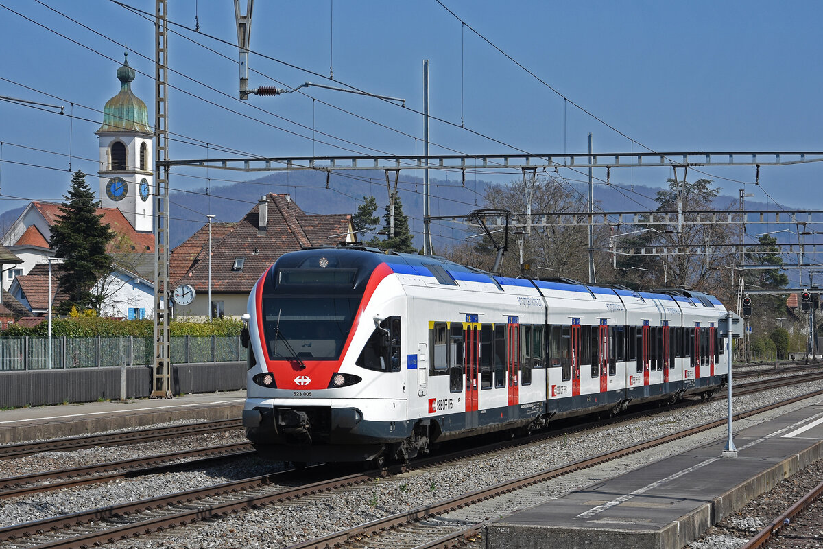 RABe 523 005, auf der S26, durchfährt den Bahnhof Rupperswil. Die Aufnahme stammt vom 28.03.2022.