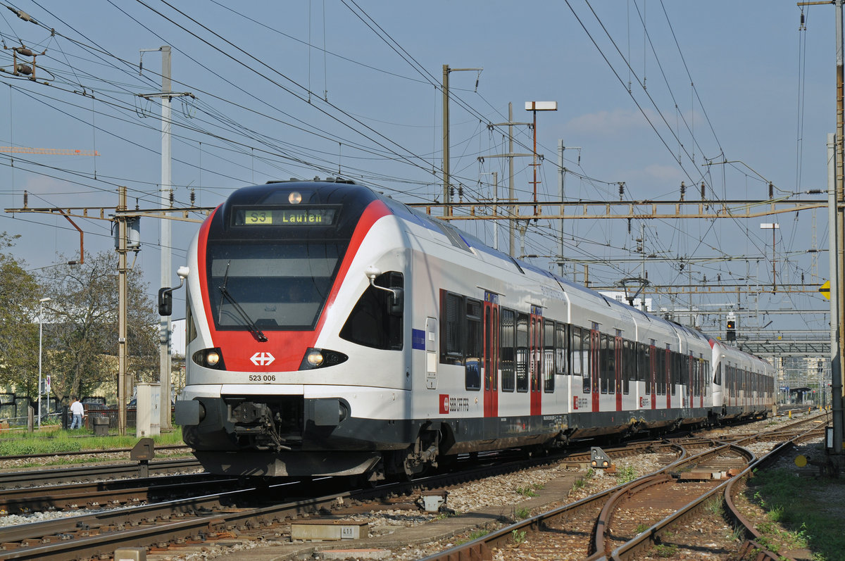 RABe 523 006, auf der S3, verlässt den Bahnhof Pratteln. Die Aufnahme stammt vom 11.04.2017.