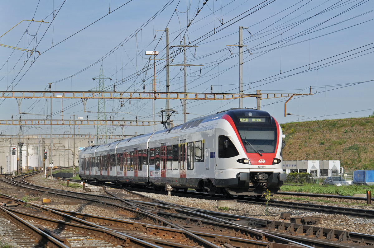 RABe 523 006, auf der S3, fährt zum Bahnhof Pratteln. Die Aufnahme stammt vom 12.04.2017.