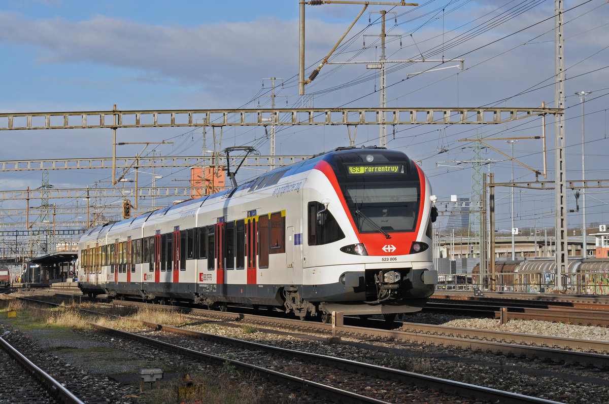 RABe 523 006, auf der S3, fährt zum Bahnhof Muttenz. Die Aufnahme stammt vom 02.01.2018.
