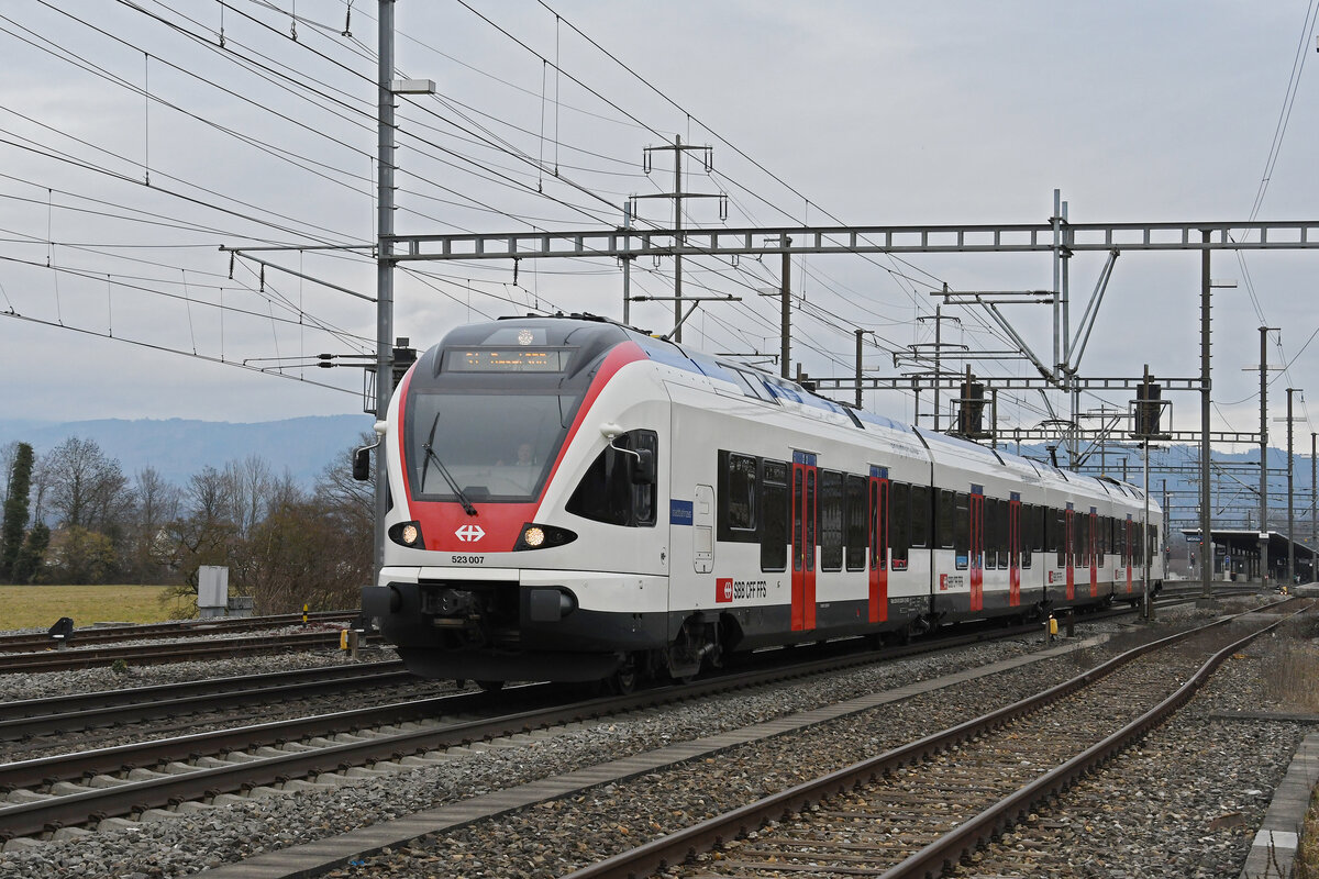 RABe 523 007, auf der S1, verlässt am 17.02.2023 den Bahnhof Möhlin.