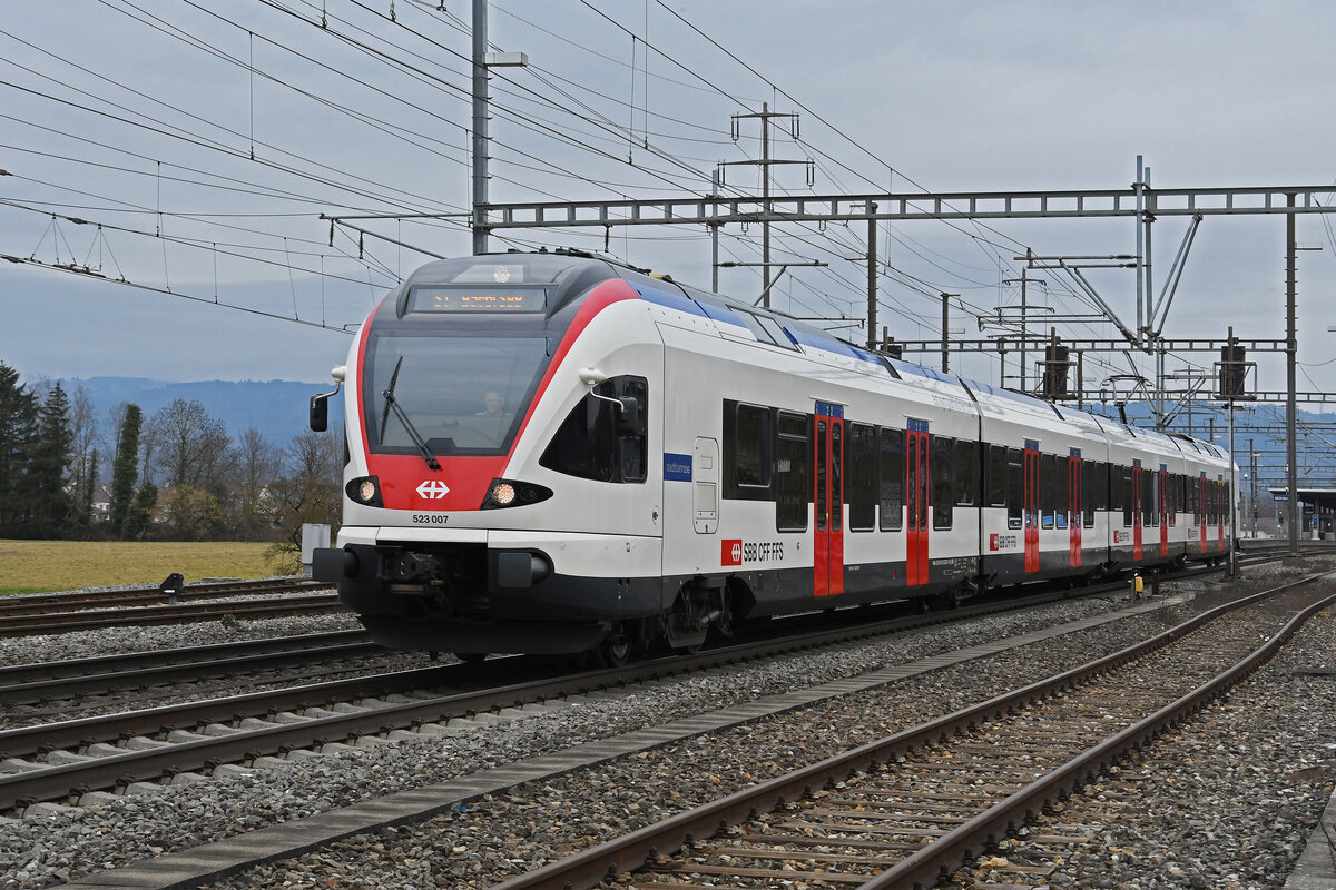 RABe 523 007, auf der S1, verlässt am 17.02.2023 den Bahnhof Möhlin.