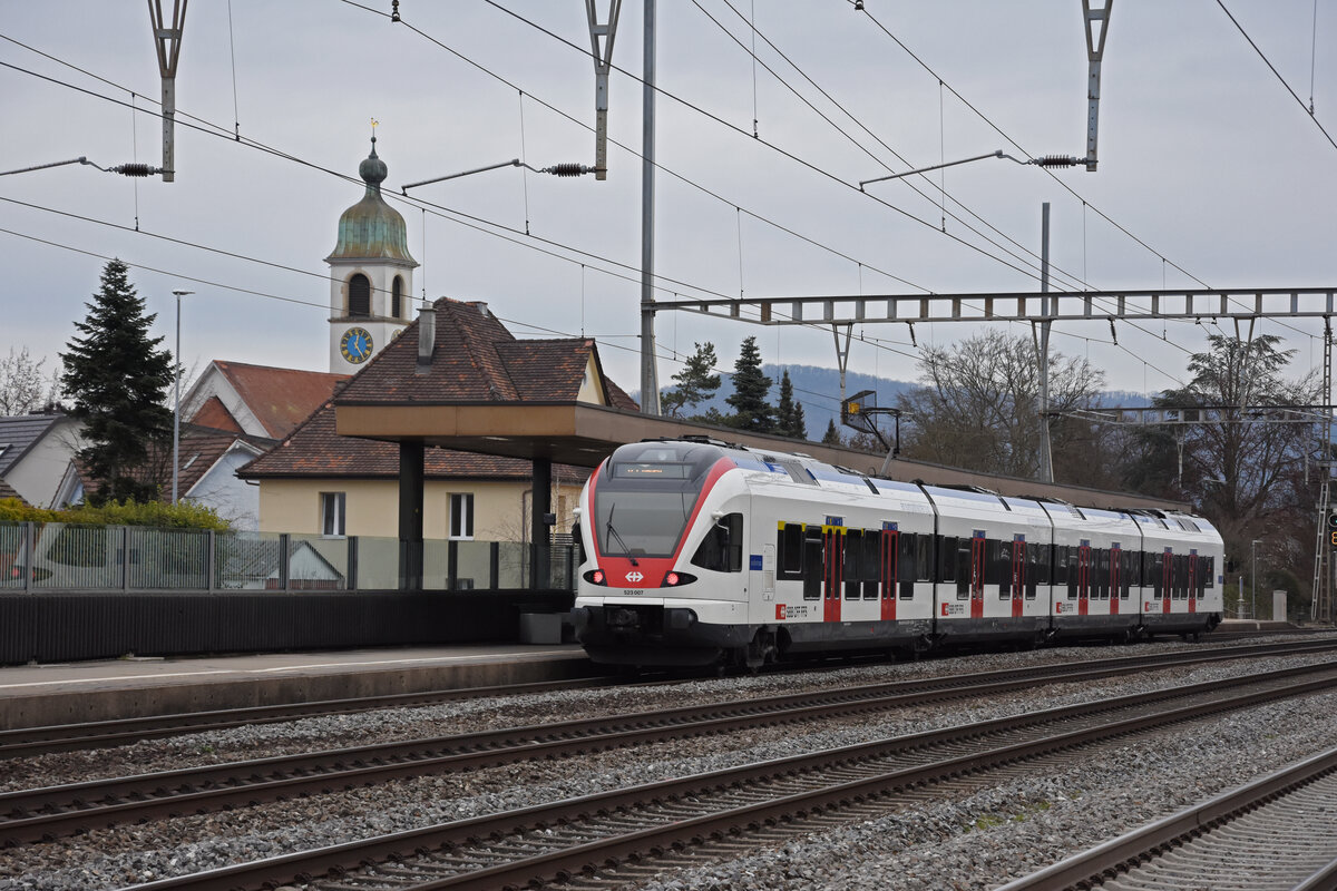RABe 523 007, auf der S23, wartet beim Bahnhof Rupperswil. Die Aufnahme stammt vom 07.01.2022.