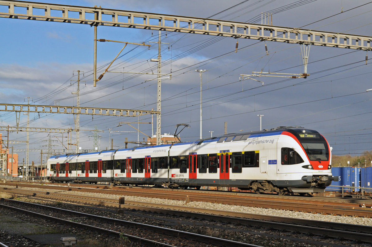 RABe 523 007, auf der S3, verlässt den Bahnhof Pratteln. Die Aufnahme stammt vom 02.01.2018.