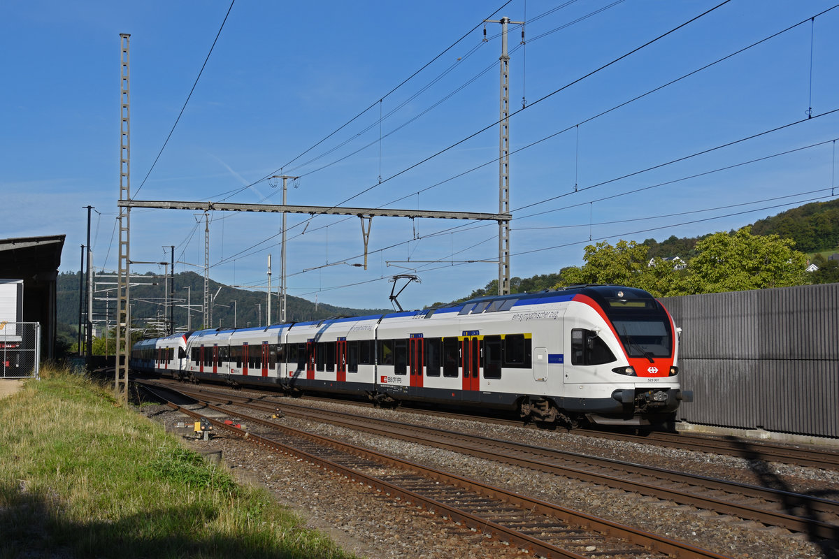 RABe 523 007, auf der S3, fährt beim Bahnhof Gelterkinden ein. Die Aufnahme stammt vom 25.08.2020.