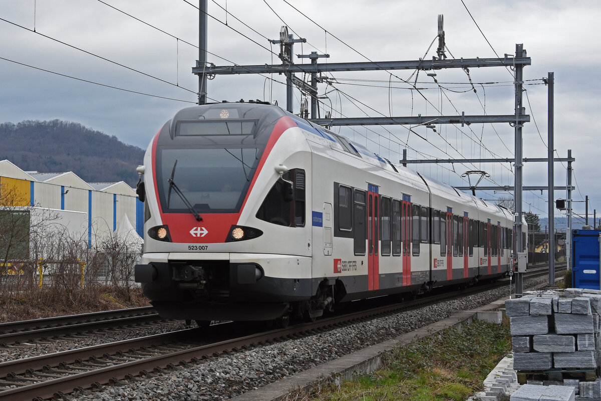 RABe 523 007, auf der S3, fährt am 16.02.2024 Richtung Bahnhof Lausen.