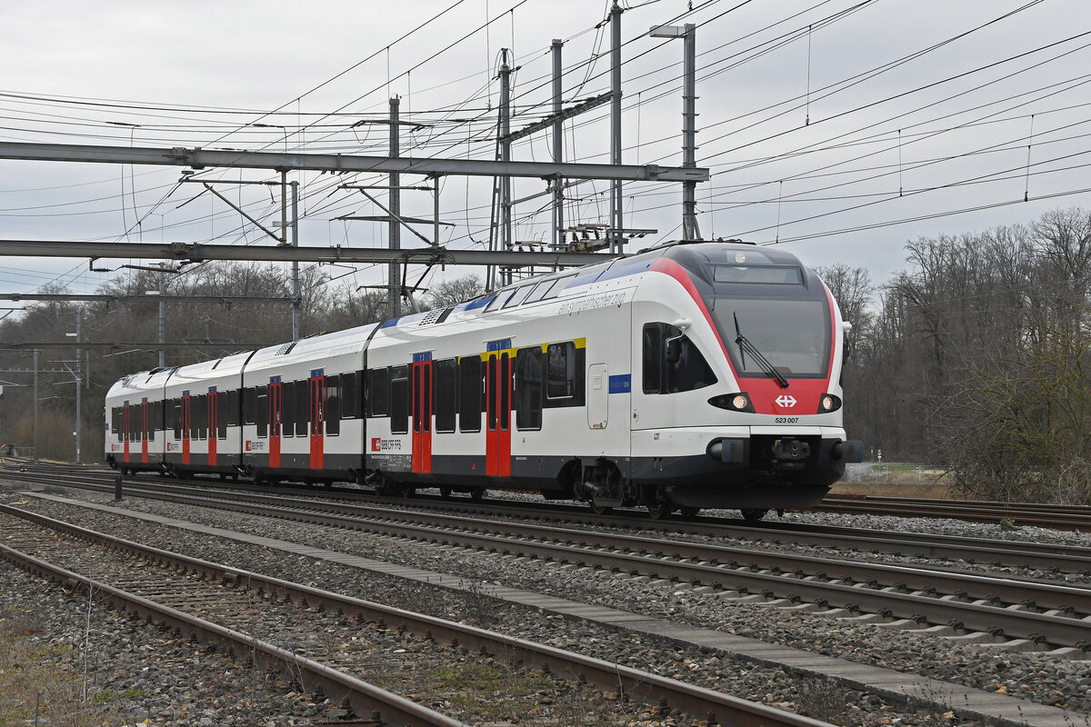 RABe 523 007,auf der S1, fährt am 17.02.2023 beim Bahnhof Möhlin ein.