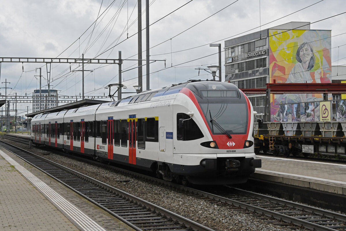RABe 523 008, auf der S1, wartet am 29.08.2023 beim Bahnhof Pratteln.