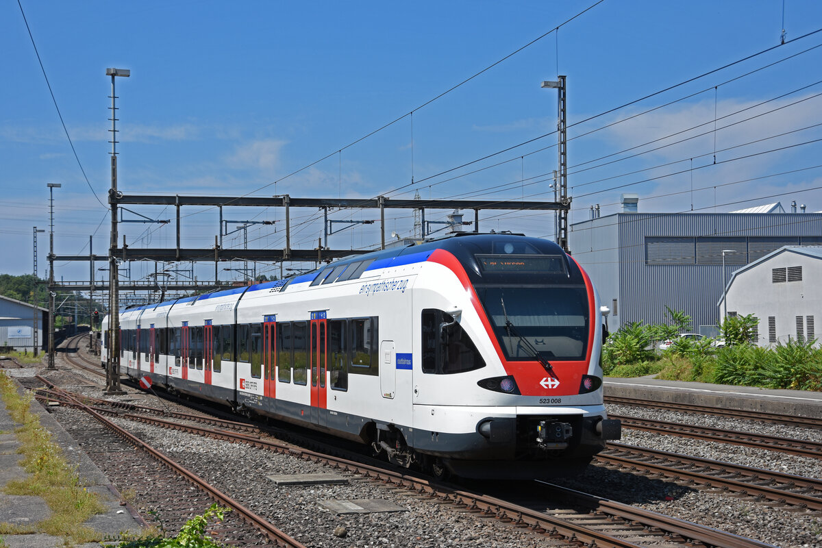 RABe 523 008, auf der S29, verlässt den Bahnhof Rupperswil. Die Aufnahmestammt vom 25.07.2022.