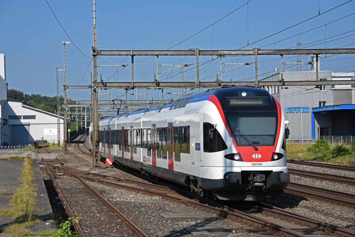 RABe 523 008, auf der S29, verlässt am 25.07.2022 den Bahnhof Rupperswil.