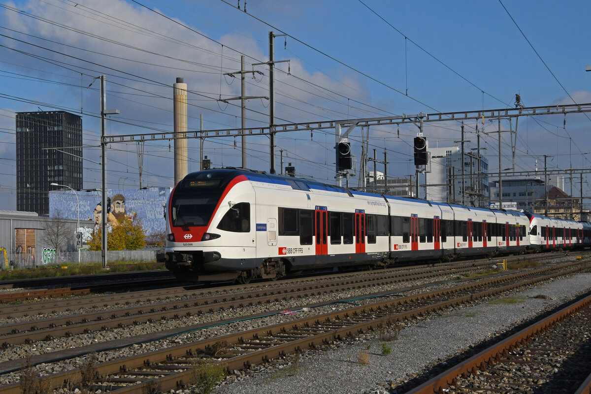RABe 523 008, auf der S3, fährt am 07.12.2022 beim Bahnhof Pratteln ein.