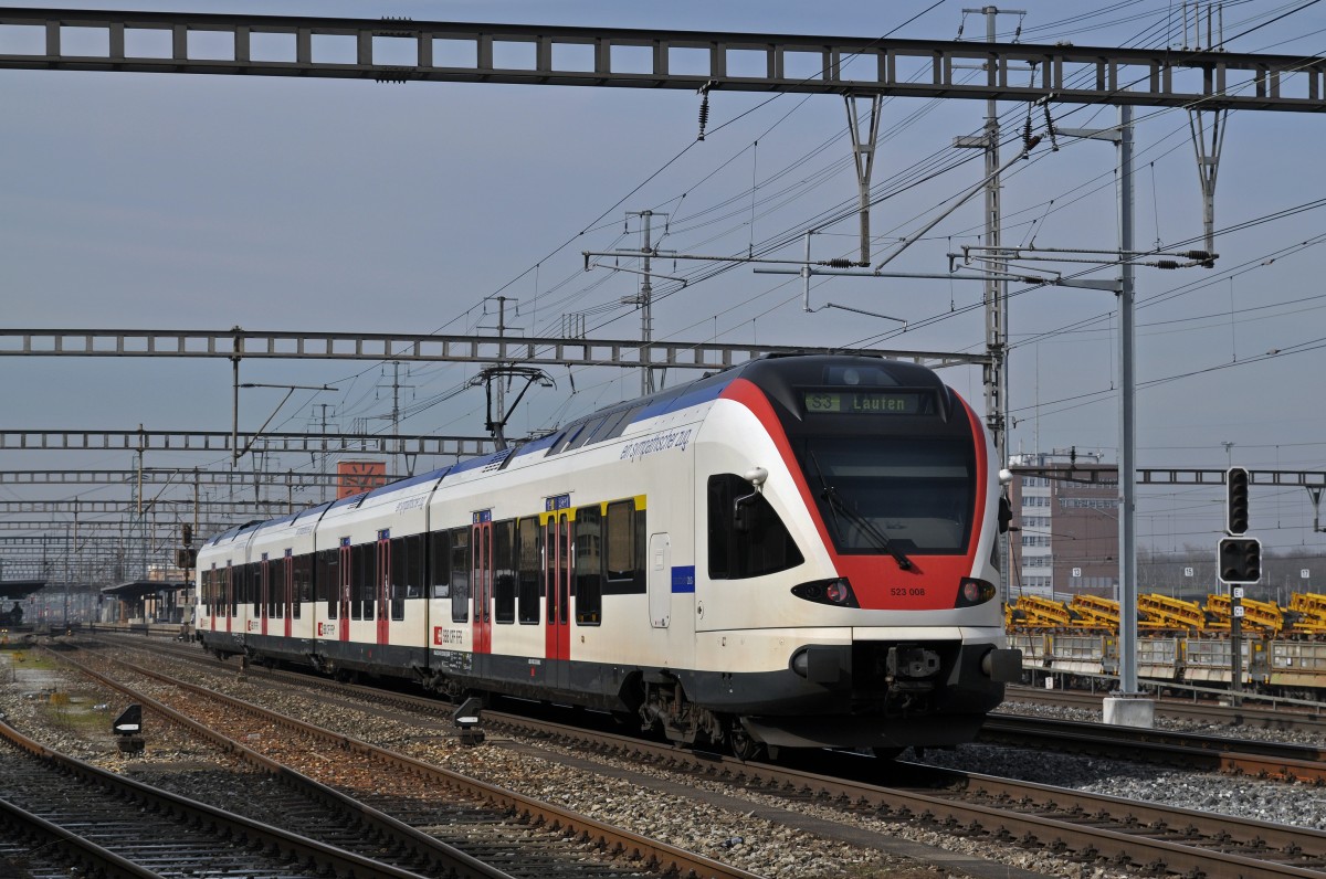 RABe 523 008 auf der S3 fährt beim Bahnhof Muttenz ein. Die Aufnahme stammt vom 13.02.2015.