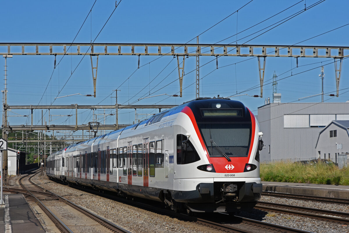 RABe 523 008 durchfährt den Bahnhof Rupperswil. Die Aufnahme stammt vom 15.06.2021.