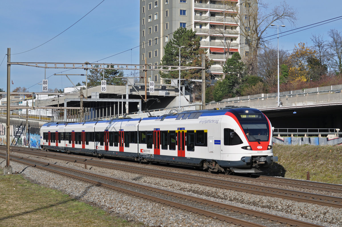 RABe 523 009, auf der S1, fährt Richtung Bahnhof Muttenz. Die Aufnahme stammt vom 22.11.2017.