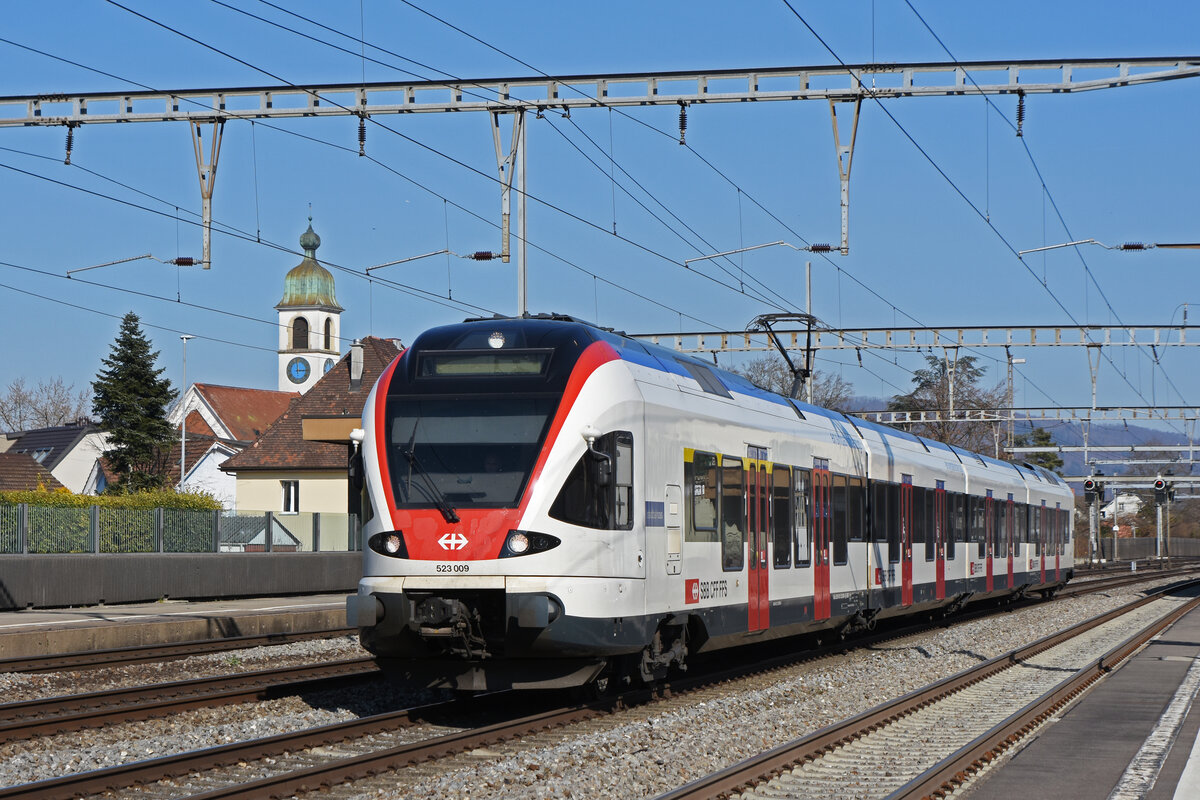 RABe 523 009, auf der S26, durchfährt den Bahnhof Rupperswil. Die Aufnahme stammt vom 10.03.2022.