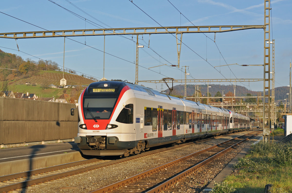 RABe 523 009, auf der S3, verlässt den Bahnhof Gelterkinden. Die Aufnahme stammt vom 14.11.2017.