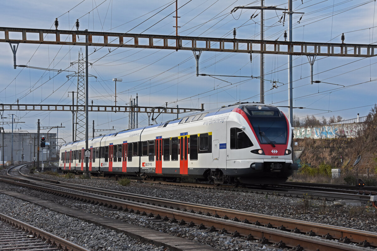 RABe 523 009, auf der S3, fährt zum Bahnhof Pratteln. Die Aufnahme stammt vom 03.12.2021.