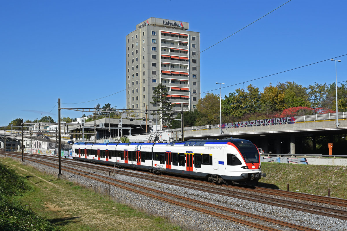RABe 523 010, auf der S1, fährt Richtung Bahnhof Muttenz. Die Aufnahme stammt vom 16.10.2019.