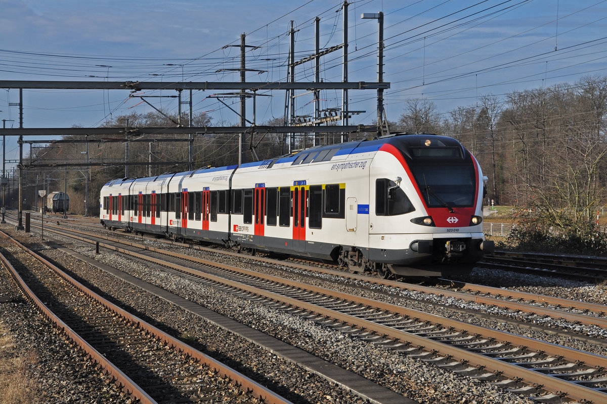 RABe 523 010, auf der S1, fährt zum Bahnhof Möhlin. Die Aufnahme stammt vom 14.12.2020.