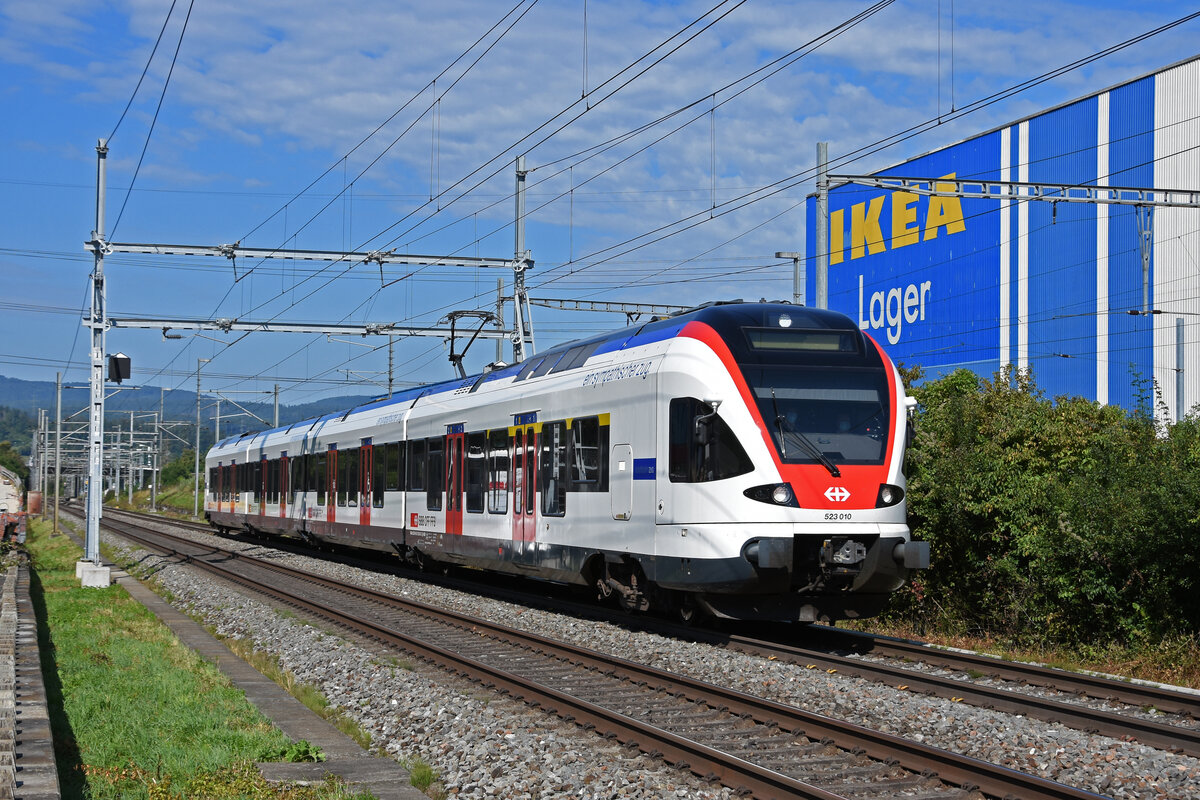 RABe 523 010, auf der S3, fährt Richtung Bahnhof Itingen. Die Aufnahme stammt vom 03.09.2021.