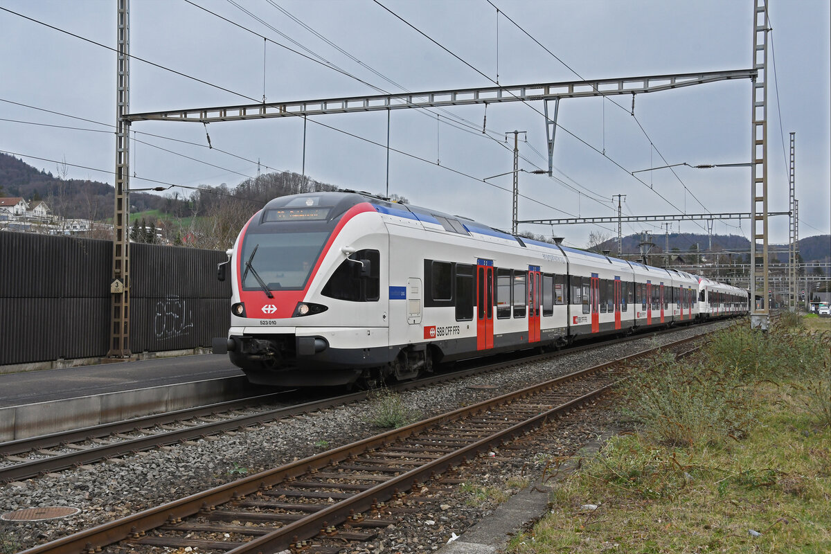 RABe 523 010, auf der S3, verlässt am 26.02.2024 den Bahnhof Gelterkinden.