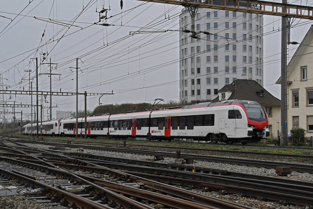 RABe 523 011-9 Mouette durchfährt am 17.01.2023 den Bahnhof Pratteln.