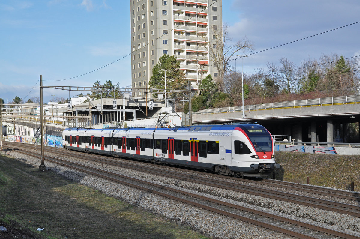 RABe 523 011, auf der S1, fährt Richtung Bahnhof Muttenz. Die Aufnahme stammt vom 02.01.2018.