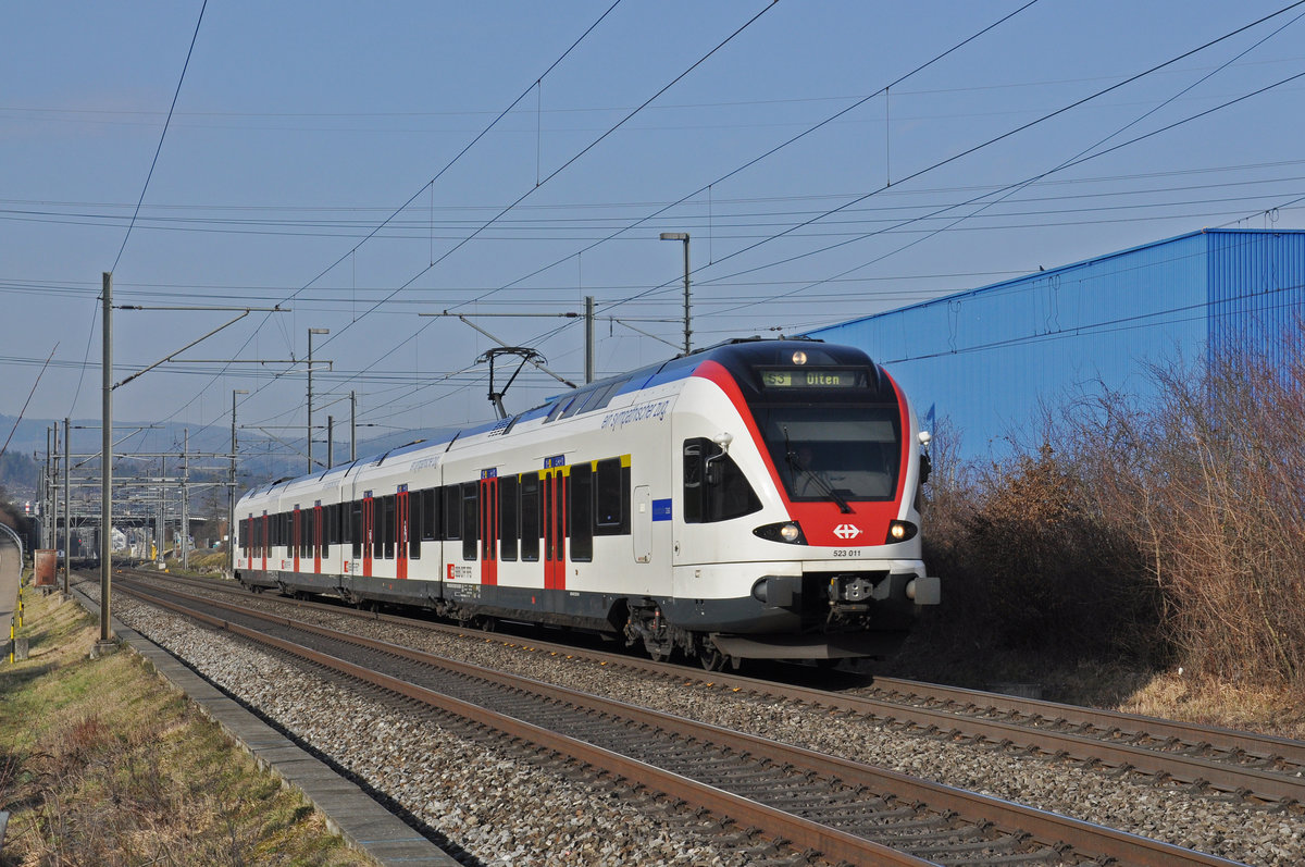 RABe 523 011, auf der S3, fährt Richtung Bahnhof Itingen. Die Aufnahme stammt vom 25.01.2020.